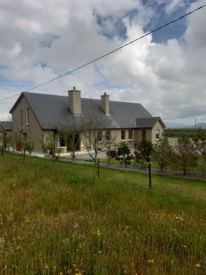 A New U Country Cottage Clynacartan Bagian luar foto